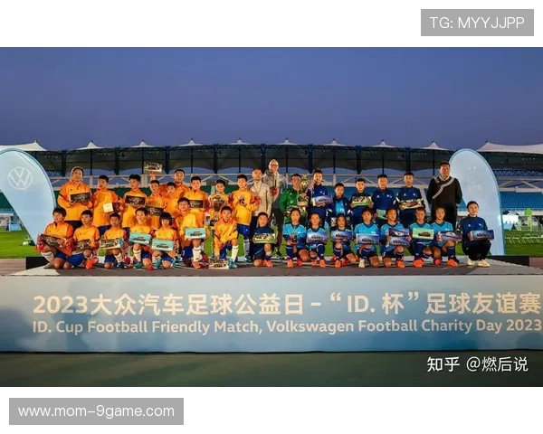 足球明星与小球迷亲密互动快乐时光共度点燃梦想火焰